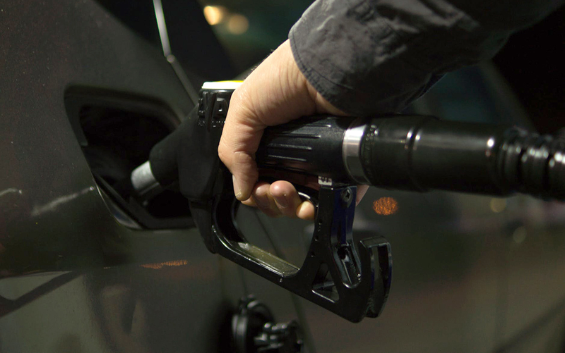 Illustration for article titled Qué hacer si te confundes y le echas diesel a un automóvil con motor de gasolina